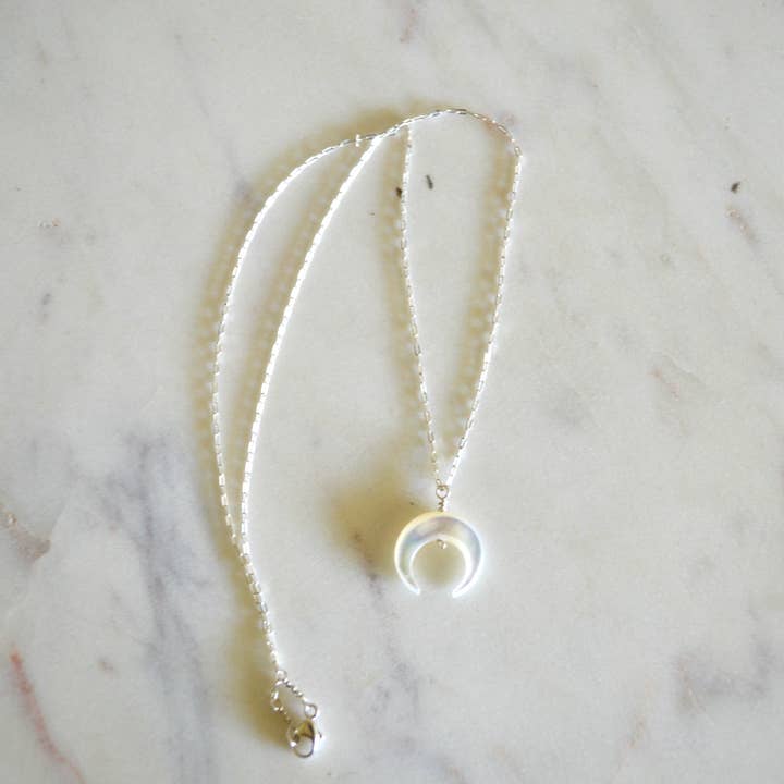 Salty But Sweet - Vente Colliers à pendentif - Collier en forme de croissant en nacre6