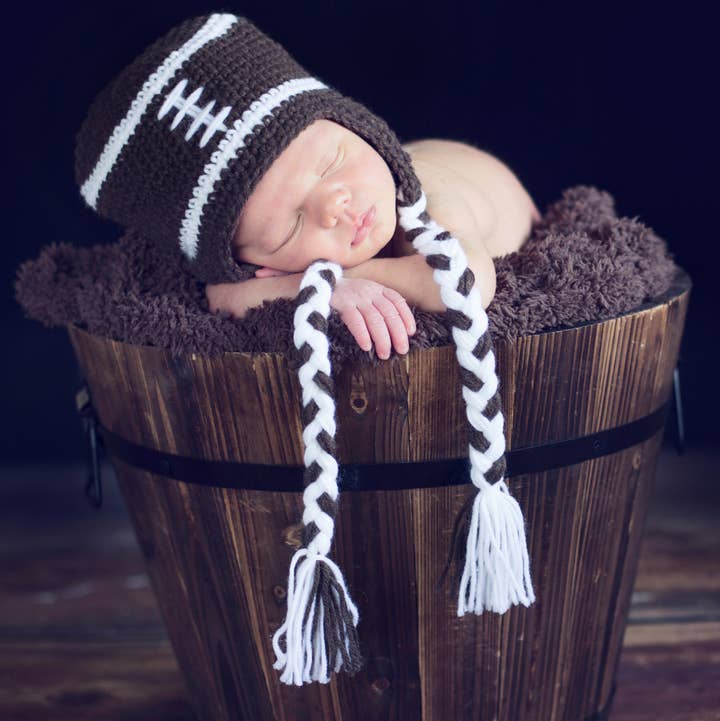 Bruin/wit voetbal gehaakte handgemaakte heirloom cadeauhoed voor wholesale door The Daisy Baby LLC