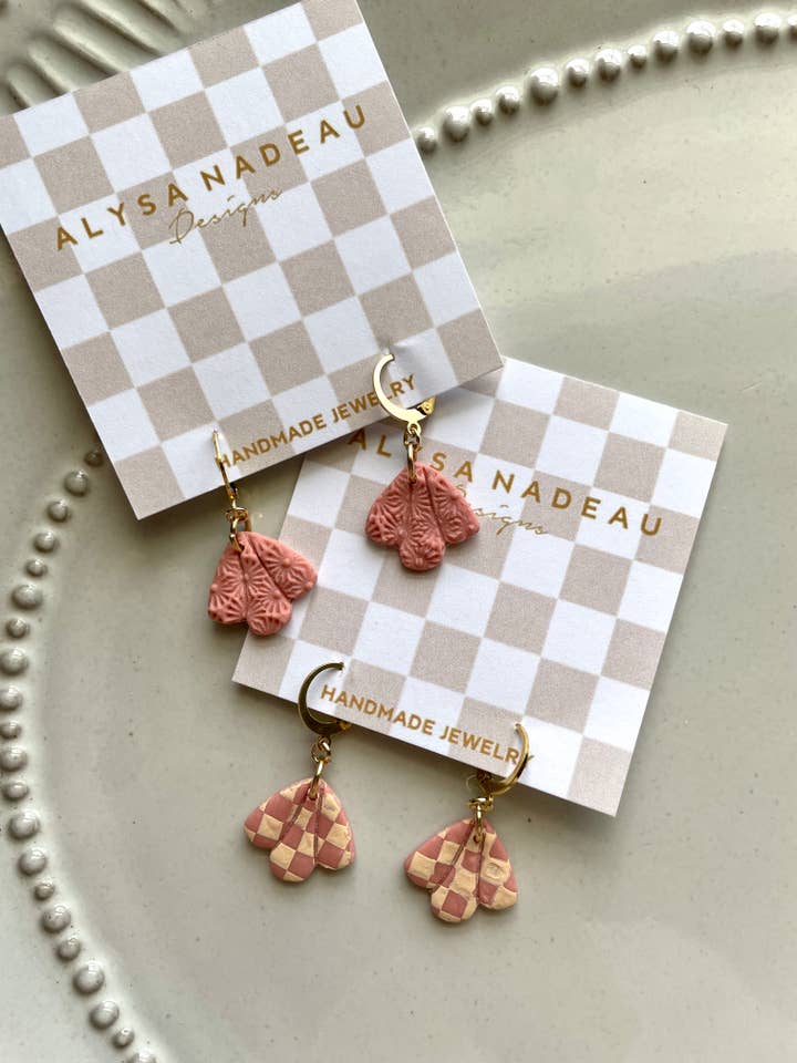 Boucles d'oreilles pendantes en argile faites à la main pour le printemps pour la vente par Alysa Nadeau Designs
