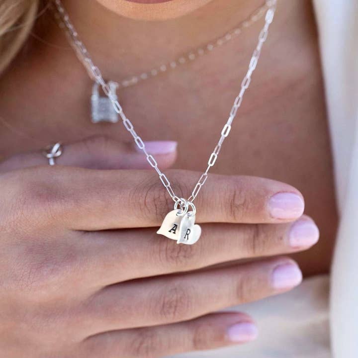 Collier Initiale Mini Coeur pour la vente par Isabelle Grace Jewelry