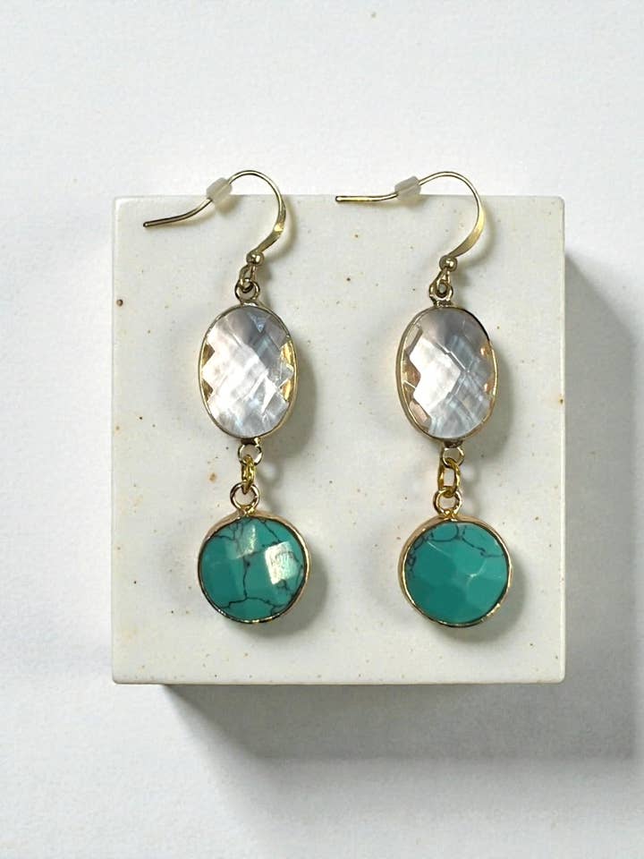 Orecchino 1,75" con ovale sfaccettato e goccia di turchese per la vendita all'ingrosso da parte di Ava Capri