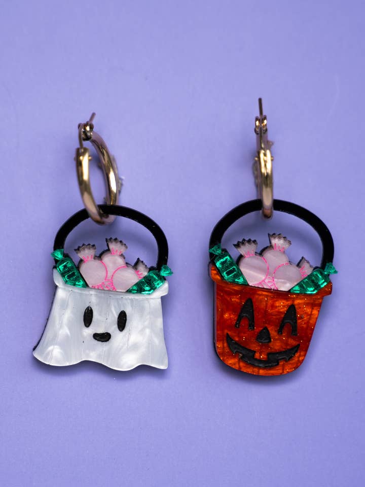 Boucles d'oreilles cerceau seau de bonbons d'Halloween pour la vente par Cuteryko