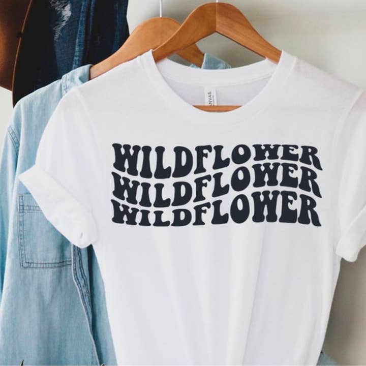 T-shirt graphique Wildflower pour la vente par Londas Trendy Tees
