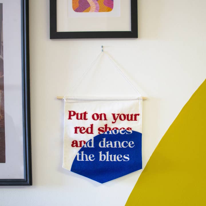 Bannière suspendue Let's Dance David Bowie Red Shoes et Dance the Blues pour la vente par Sablecraft