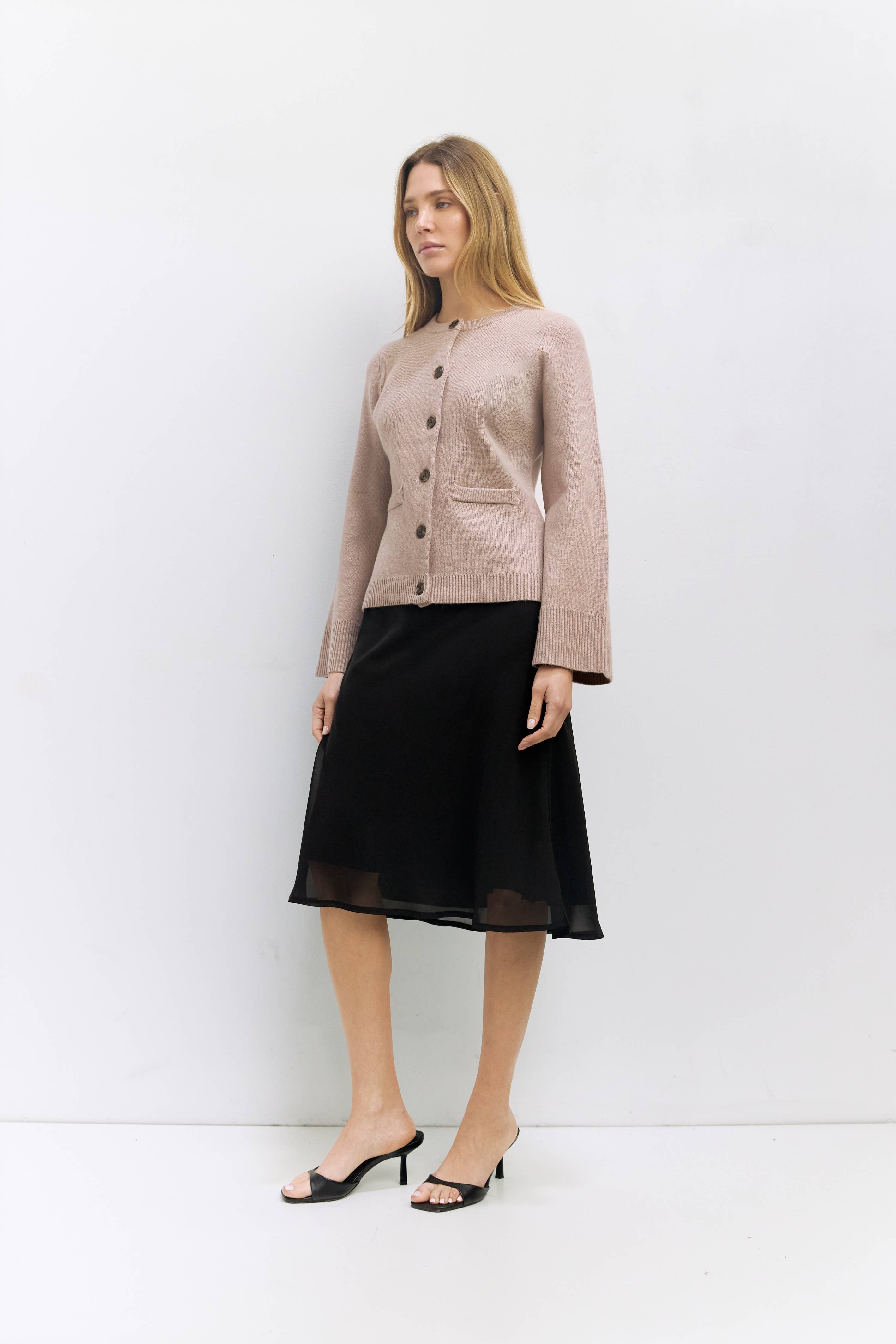 MOD REF – Engroshandel Cardigan - Dame – The Tyler Cardigan | Kvindesweater med klokkeærmer og knapper14