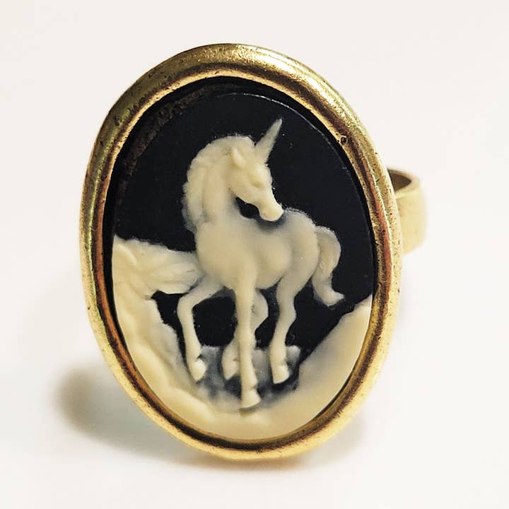 Grande bague camée en forme de licorne pour la vente par Fizz