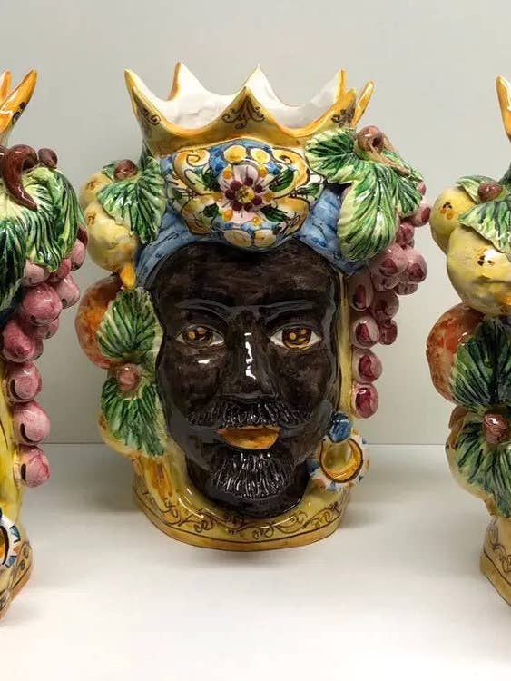 Couronne Ă pointes en cĂ©ramique Caltagirone - TĂȘte de Maure H. 28 cm L. 20 cm - DĂ©coration sicilienne artisanale pour la vente par DD Ceramiche Siciliane