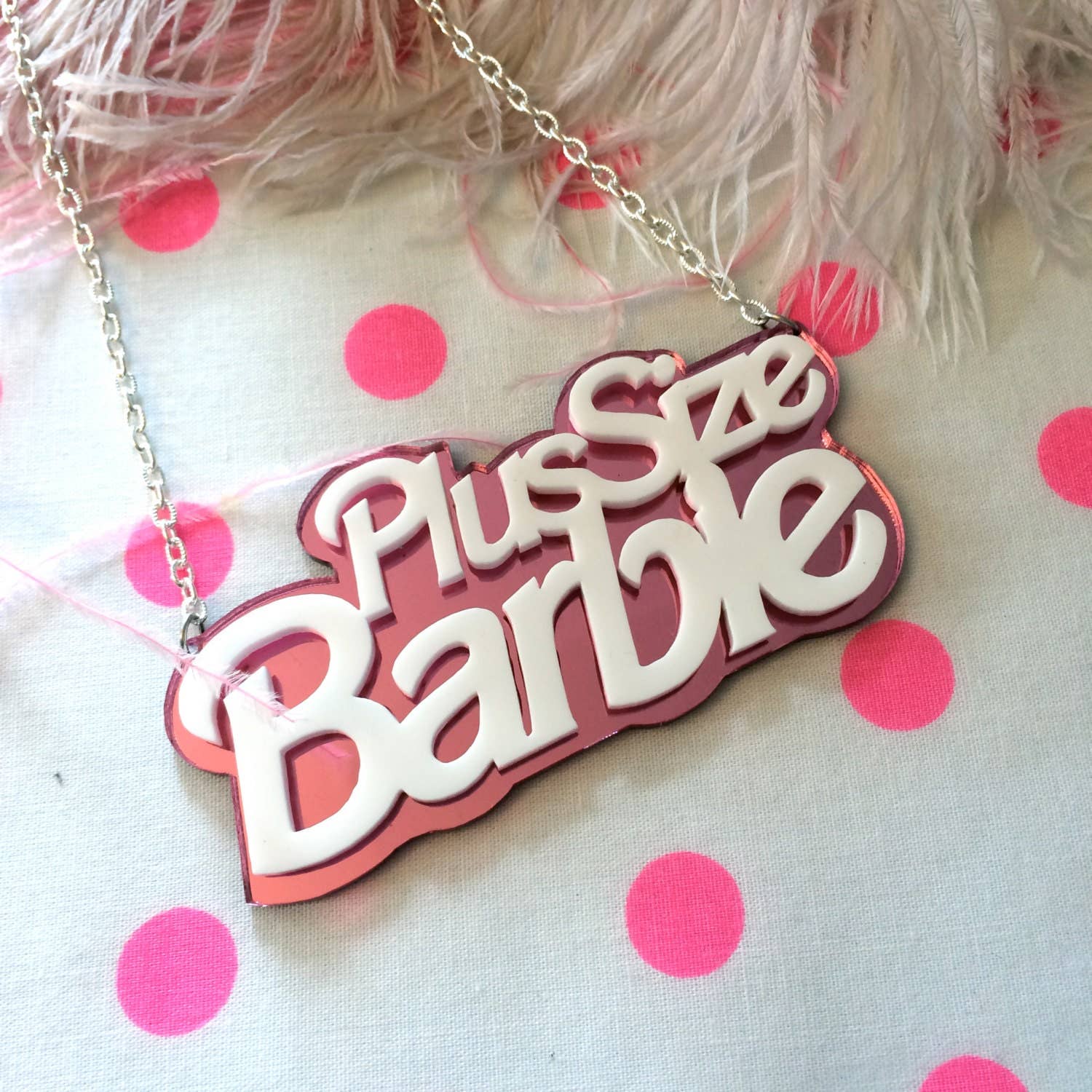 I'm Your Present - Vendita all'ingrosso Collana con ciondolo/pendaglio - Collana Barbie Plus Size in acrilico a specchio rosa e bianco,1