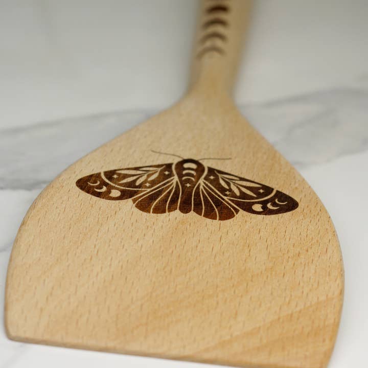 Three Witches Tea Shop – Engroshandel Spatel – Moon Phase+ Moth indgraveret træspatel1