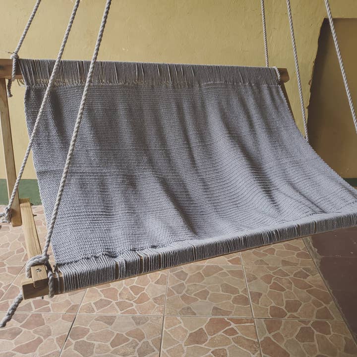 Balancelle en bois - Double fauteuil à bascule pour la vente par Nomadic State of Mind