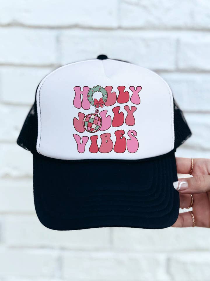 Holly Jolly Vibes Truckerhatt för wholesale av Tickled Teal
