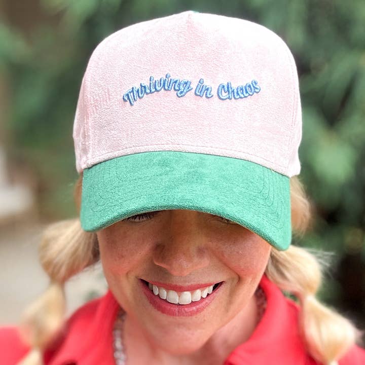 Casquette de baseball brodée - "Prospérer dans le chaos" - Daim rose pour la vente par Taylor Elliott Designs