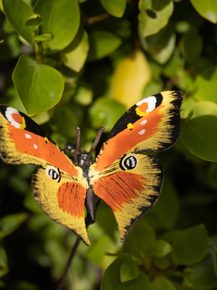 Œuvre d'art de jardin en métal recyclé - Paon-du-jour sur tige pour la vente par chi-africa