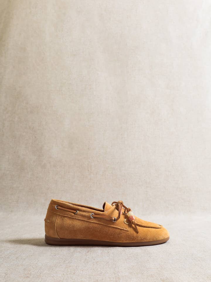 KAI BEADS COGNAC – Bootsschuhe mit Harzperlen für den Großhandel von KMB Shoes