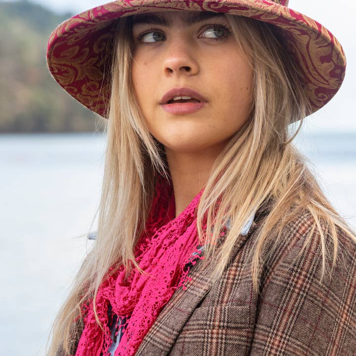 Tecido vintage vermelho e dourado com decoração de joias por atacado de Proppa Toppa Hats