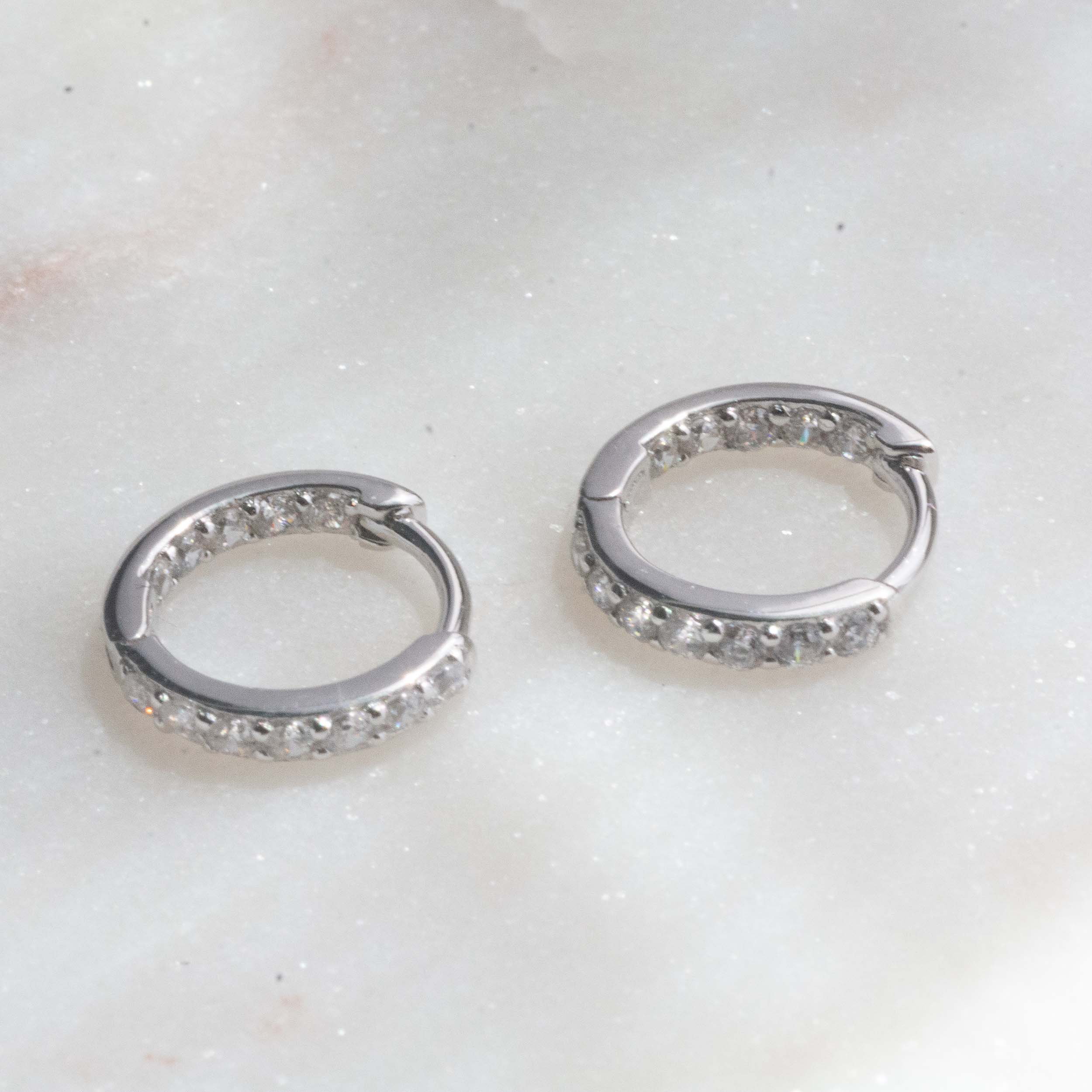 Sami Jewels – brincos huggies por atacado – Argolinhas In & Out com Rebites6