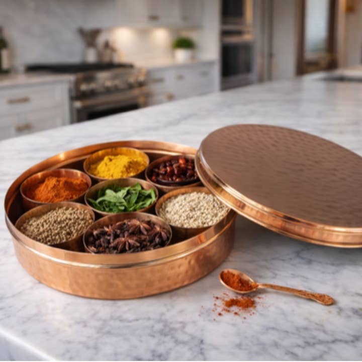 Puur koperen kruidenbox (laag) - gehamerd met 7 schaaltjes voor wholesale door Ayurveda Specialist B.V.