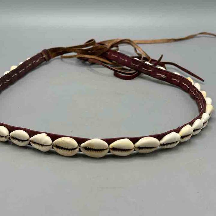 The Niger Bend – Großhandel Gürtel – Damen – Schmaler afrikanischer Krawattenverschluss aus echtem Kaurimuschelleder52