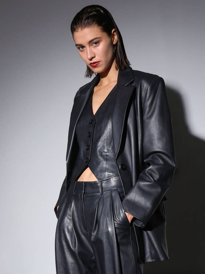 Blazer Kira com silhueta alongada por atacado de Walter Baker