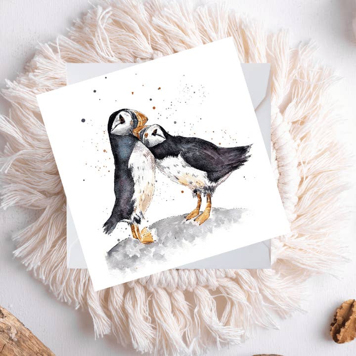 Tarjeta de felicitación de frailecillos acuarelados besándose en una roca costera para venta al por mayor de Dots Allowed