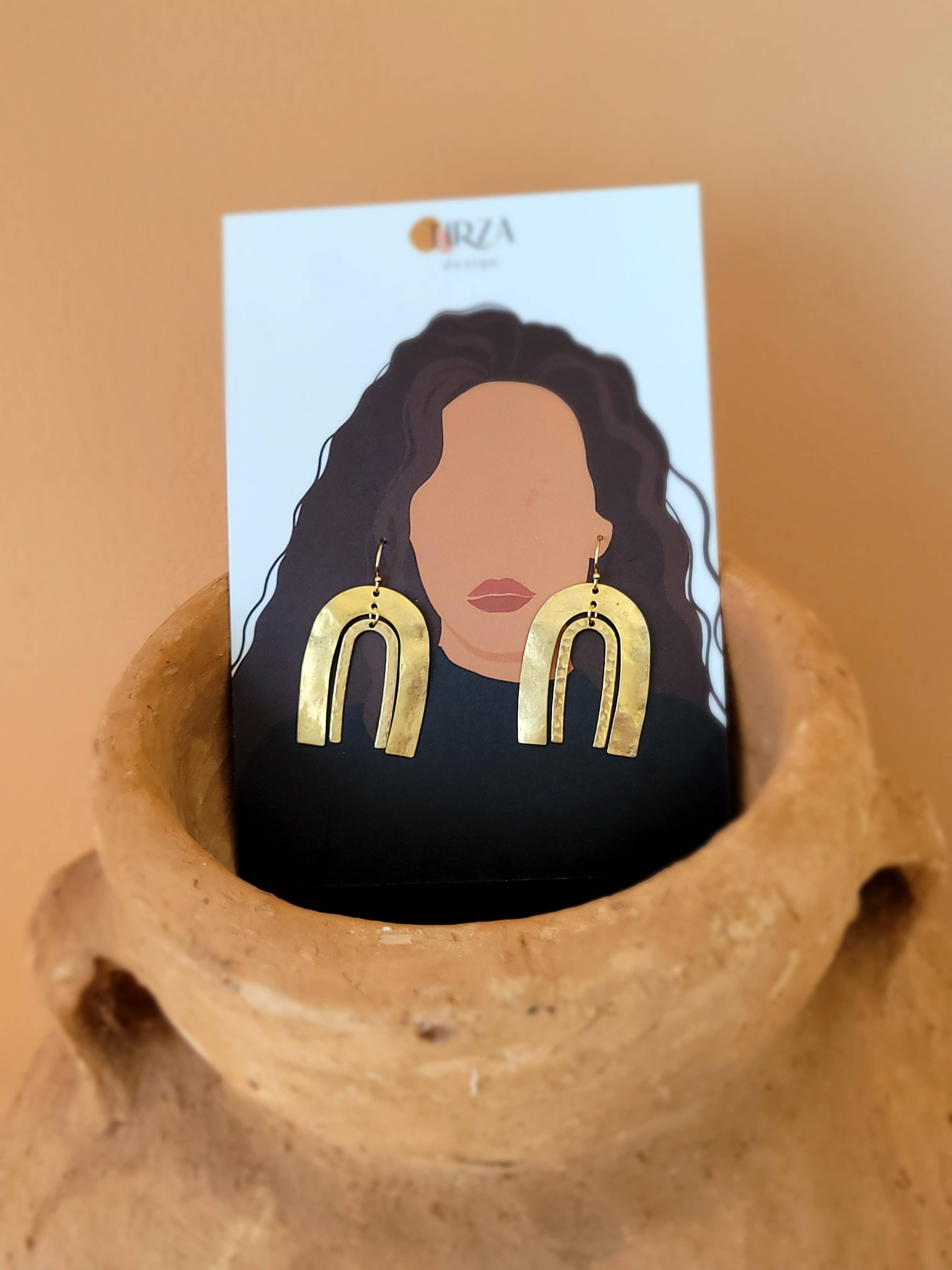 Tirza Design – wholesale Hängande örhängen – Örhängen i 14k guldpläterad hamrad båge regnbåge2