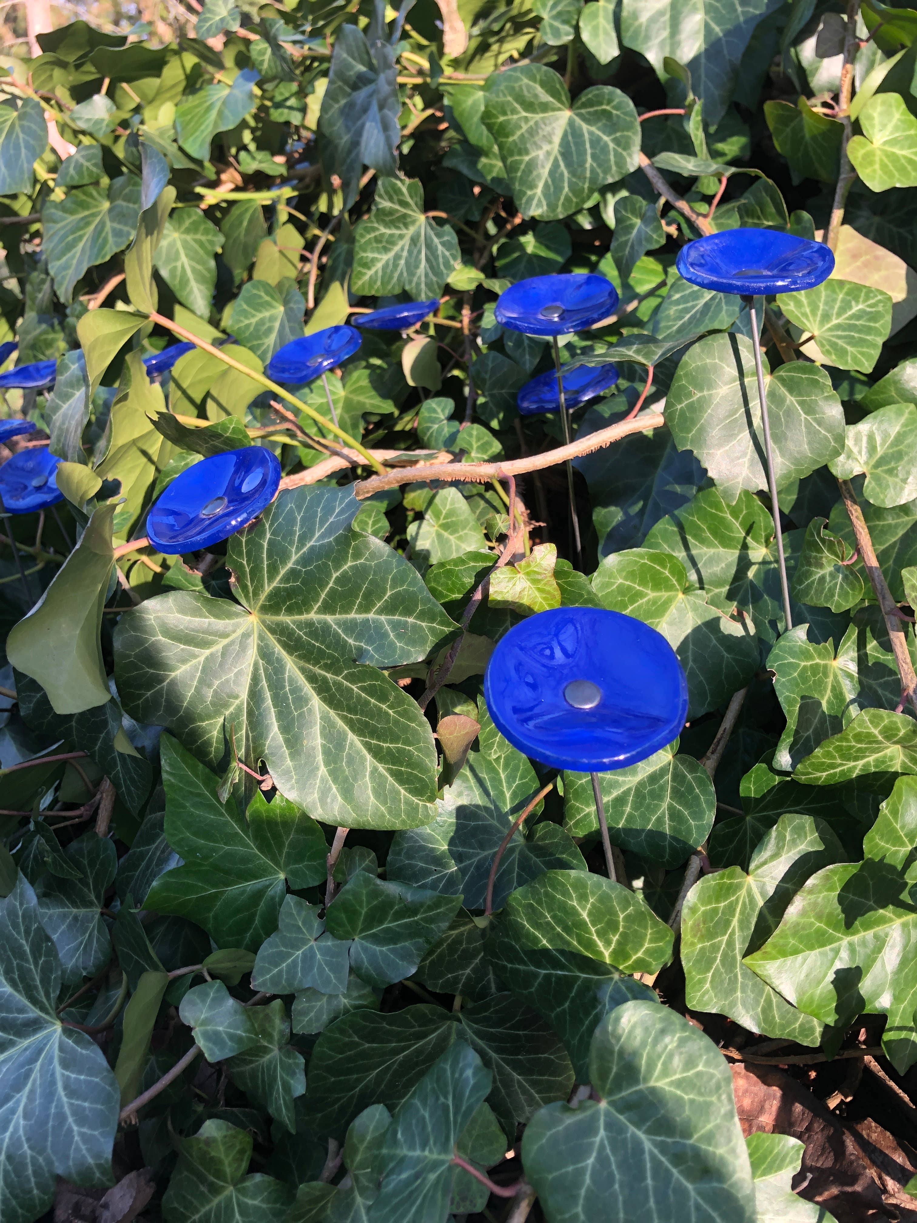 CARNEOL GLASS - Wholesale Garden/Lawn Stake - Small Glass Flower For Outside In L.Blue12