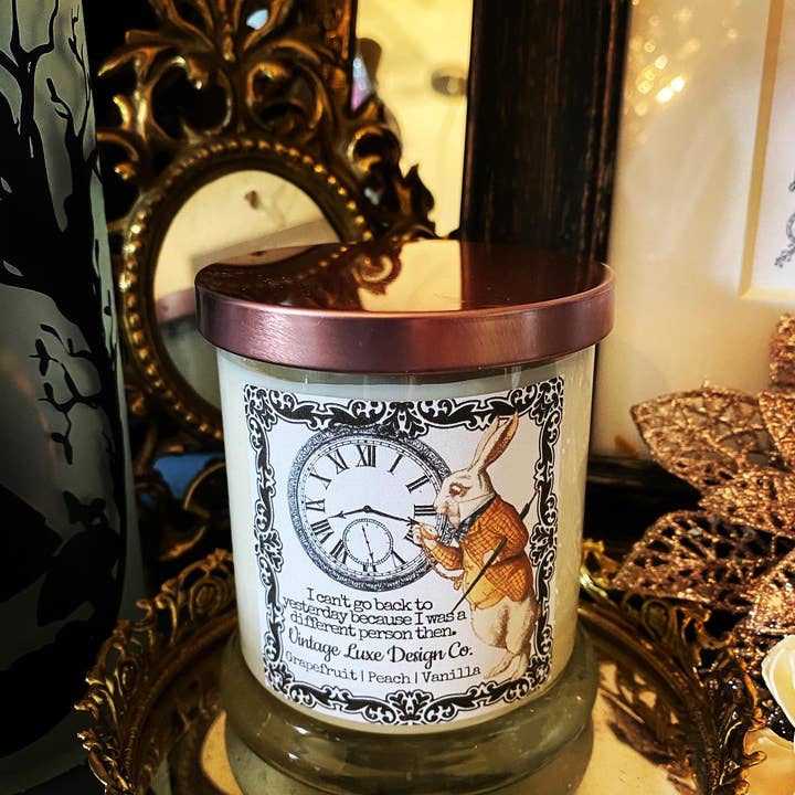 Vintage Luxe Design Co. - Vente Bougie en bocal - Bougie en cire de soja Alice au pays des merveilles 10 oz - Lapin blanc fantaisiste1