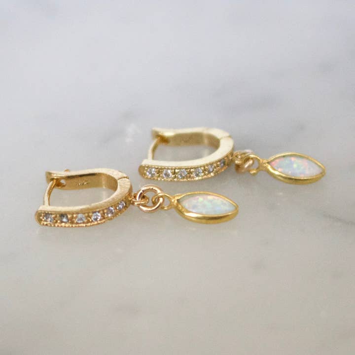 Orecchini a Cerchio con opale vermeil in oro 18 carati - Opal Huggie Hoops per la vendita all'ingrosso da parte di XO Hanalei