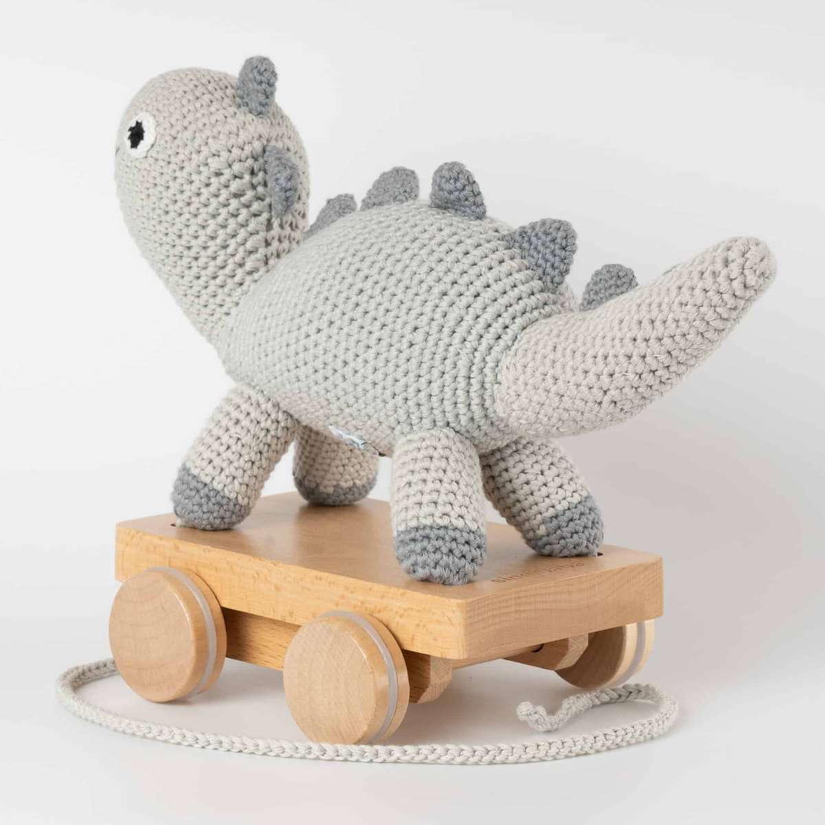 SindiBaba – Großhandel Klassisches Spielzeug – Kinder – Gehäkeltes Nachziehtier Dinosaurier DINO in Grau2