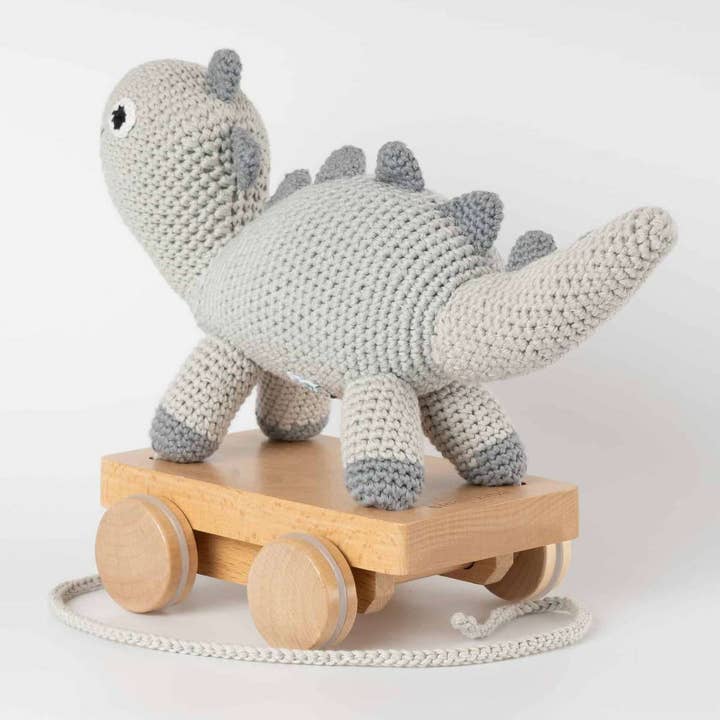 SindiBaba – Großhandel Klassisches Spielzeug – Kinder – Gehäkeltes Nachziehtier Dinosaurier DINO in Grau2