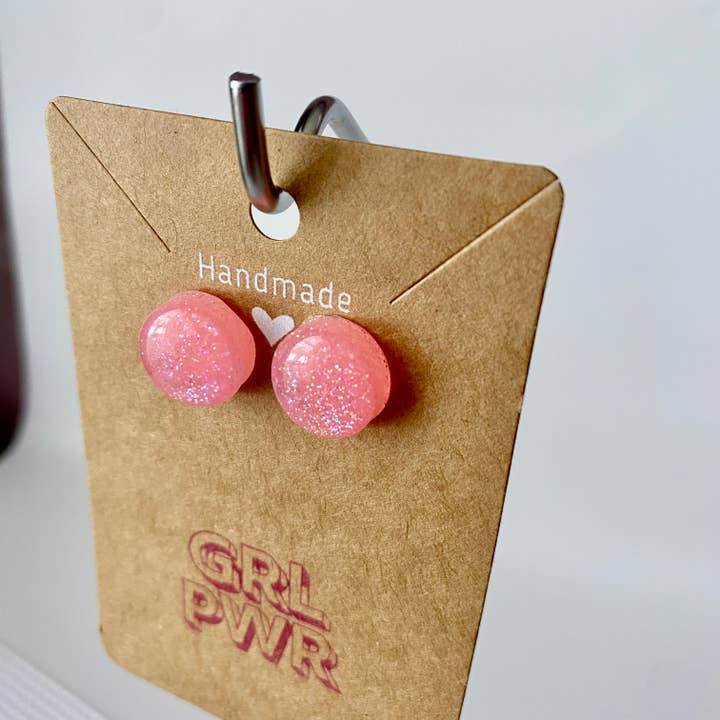 Orecchini a bottone in microglitter corallo per la vendita all'ingrosso da parte di GRL PWR Jewelry