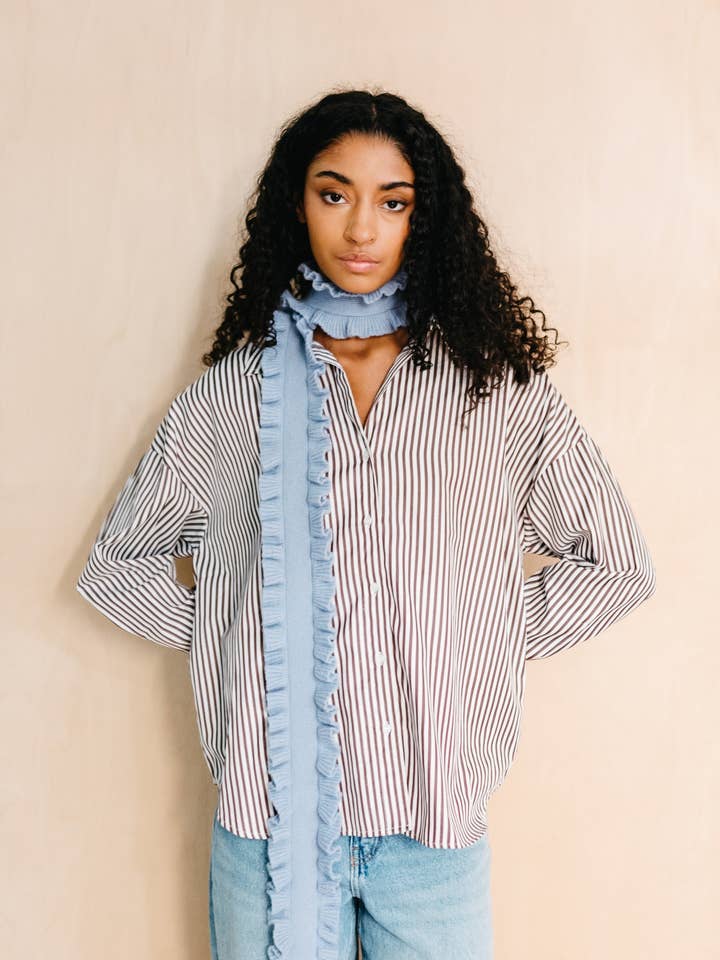 Écharpe fine en laine mérinos à volants bleus pour la vente par TBCo