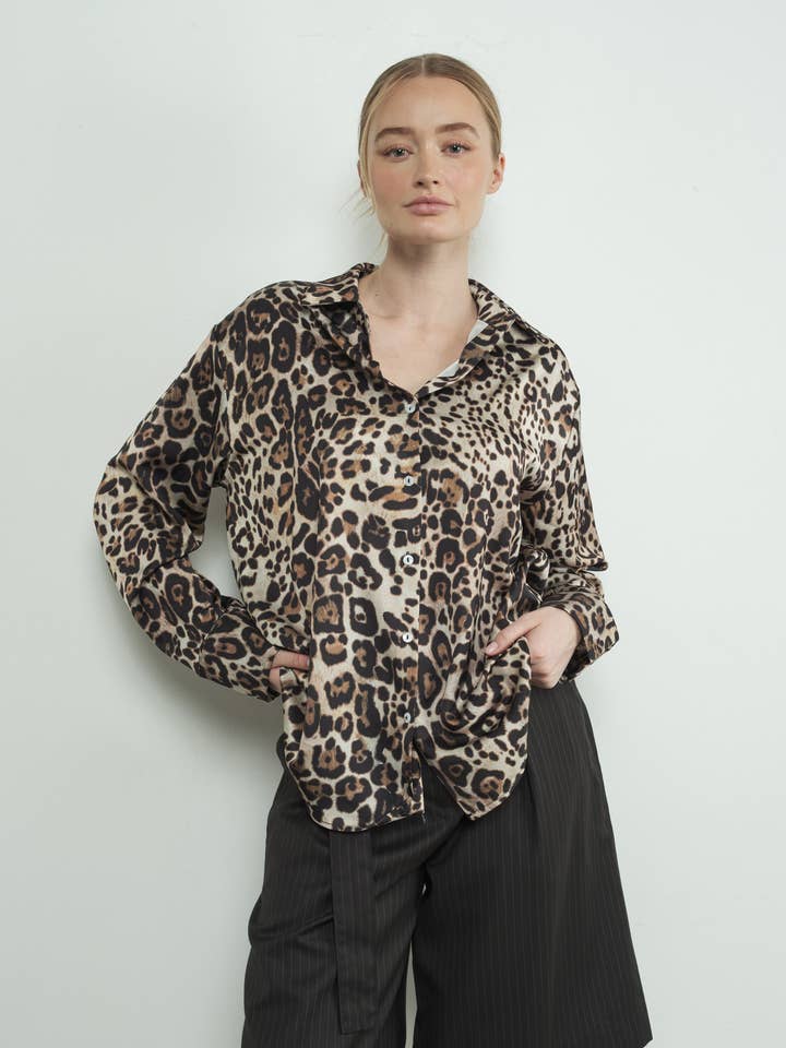 MAT3013 SKJORTER MED KNAPPER I SATIN AMINMALT PRINT for engroshandel hos Aaron & Amber