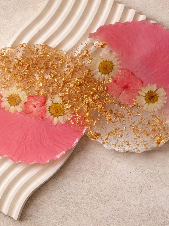Gepersonaliseerde epoxyhars onderzetters met bloemen set van 2 voor wholesale door The lines studio