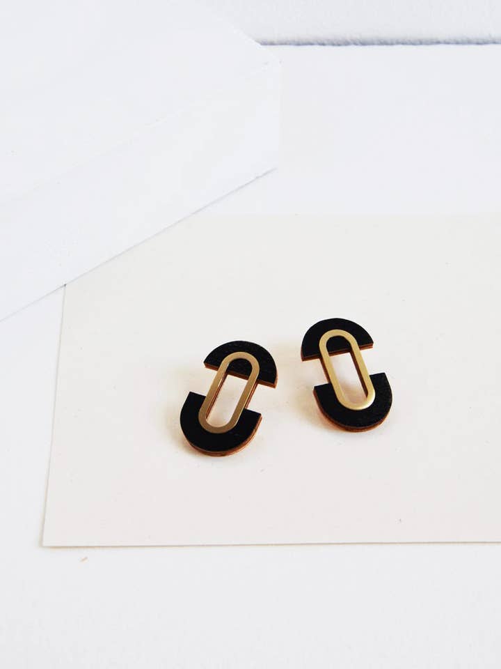 Orecchini a perno ovali Saturno per la vendita all'ingrosso da parte di Pithy