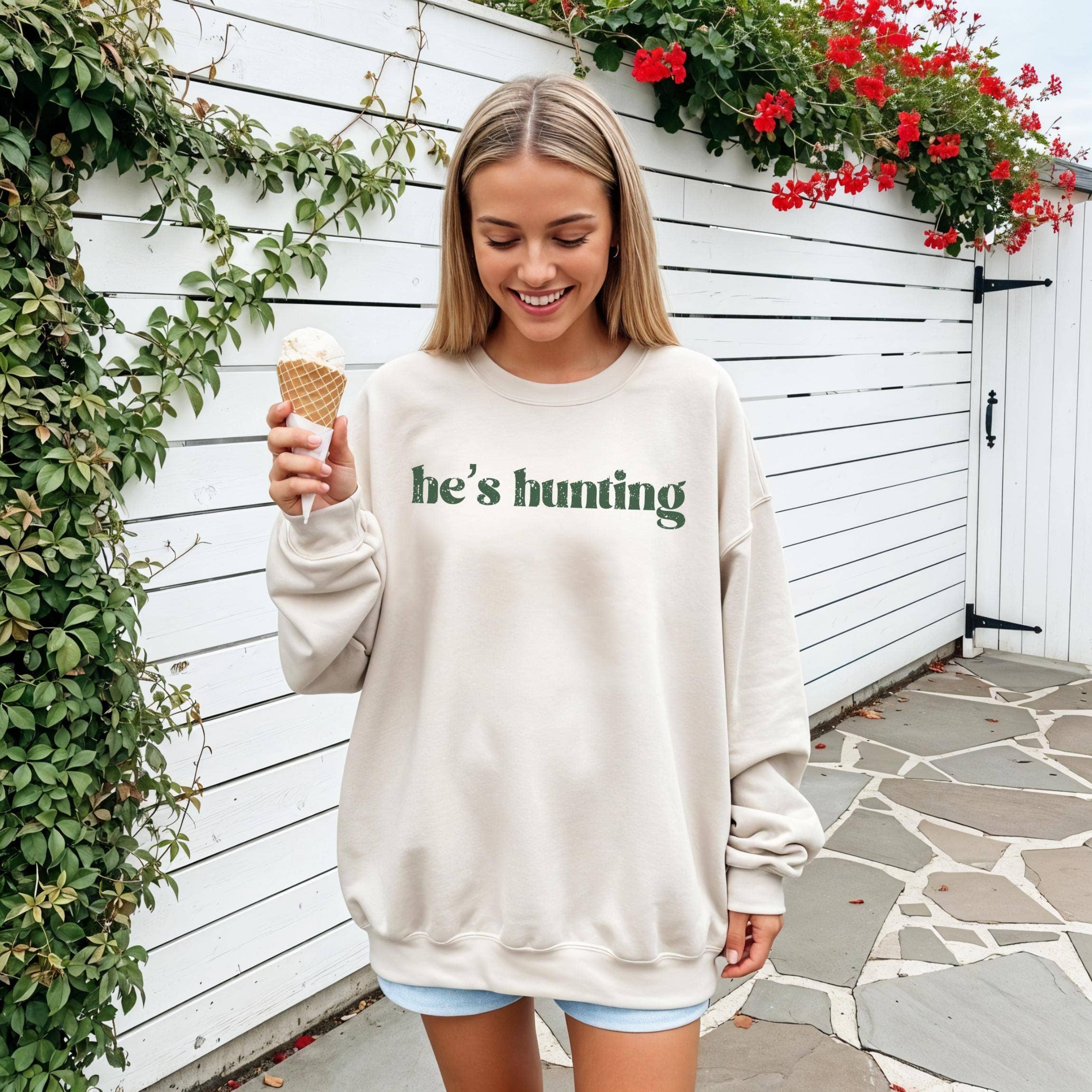 NVC Ecommerce LLC - Wholesale T-shirt met print - Dames - Hij jaagt T-shirt, Jachtseizoen Sweatshirt0