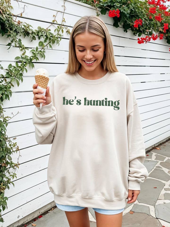 NVC Ecommerce LLC - Wholesale T-shirt met print - Dames - Hij jaagt T-shirt, Jachtseizoen Sweatshirt0