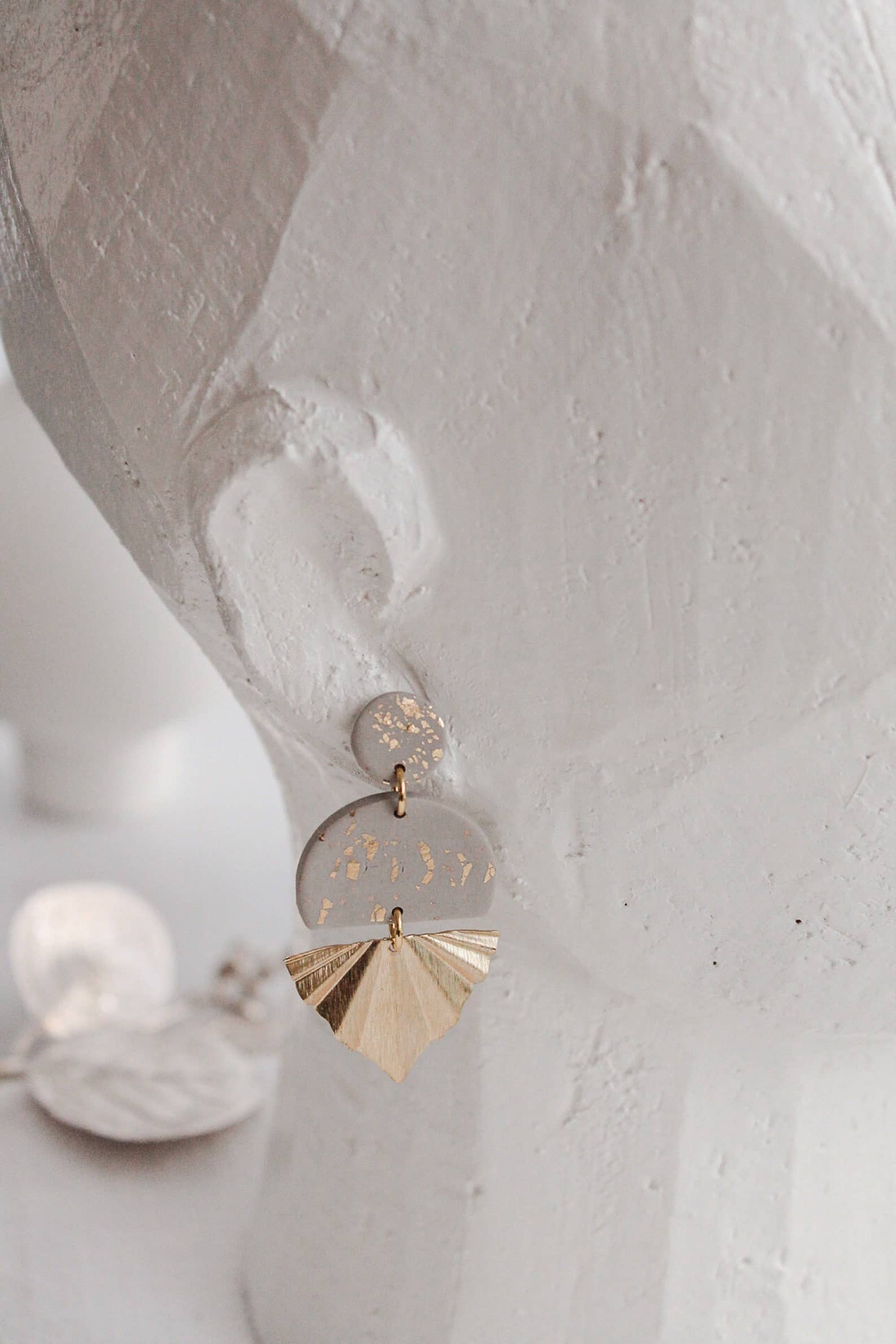 LESVARANDCLAY - Vendita all'ingrosso Orecchini pendenti - Orecchini Golden Eve in stile boho moderno con elementi geometrici in ottone placcato oro2