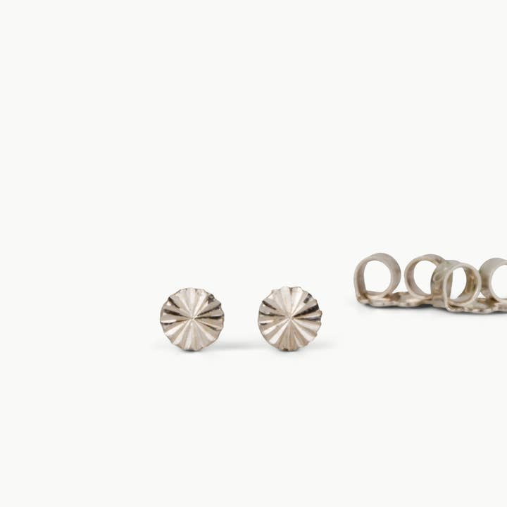 Clous d'oreilles Rise en argent sterling pour la vente par Corey Egan