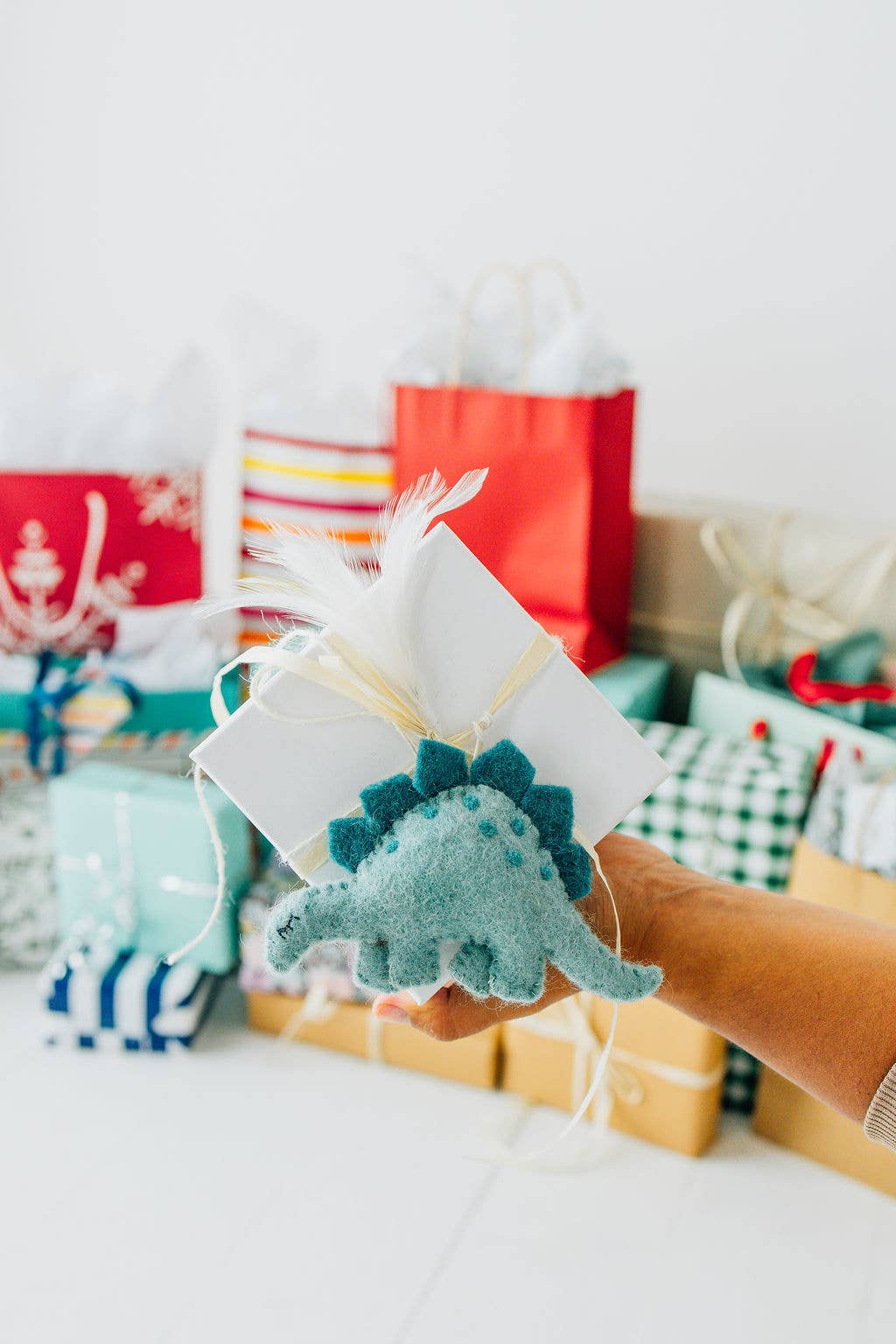 Nivas – Engroshandel Pynt – Jule-dinosaur filtpynt (Stegosaurus)