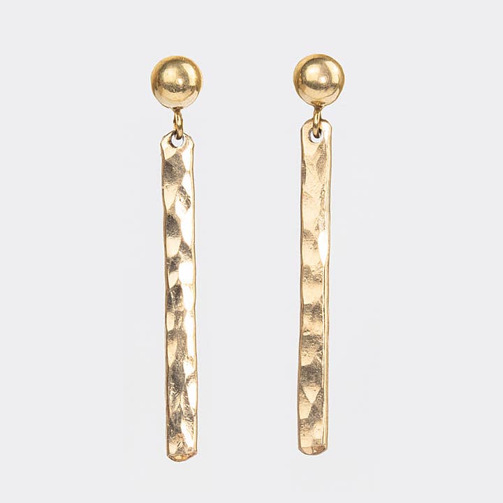 Boucles d'oreilles - Barre rectangulaire fine martelée sur clou à boule pour la vente par Lazy Maisie Creates