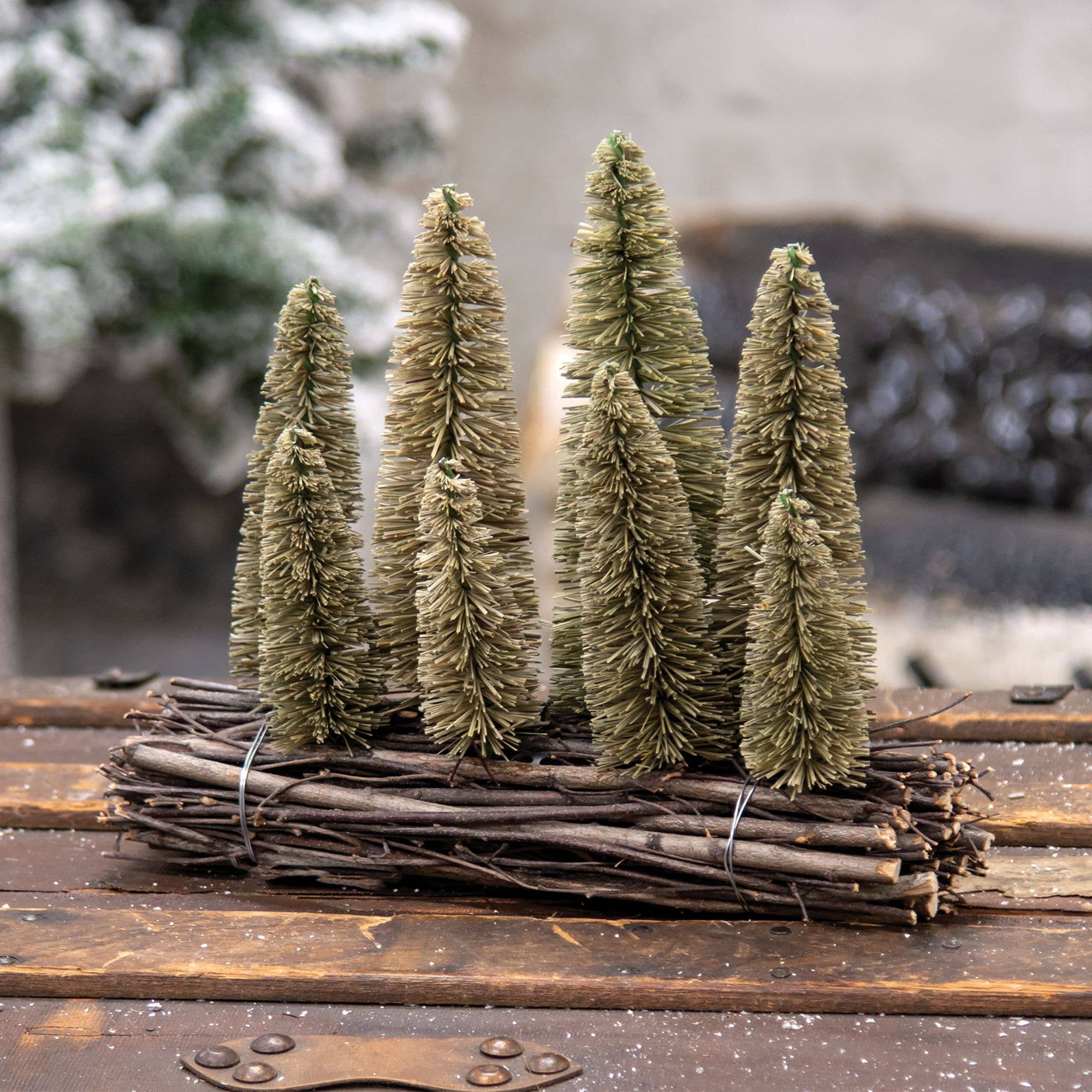 Bright Ideas – wholesale Juldekoration – Flaskborstgranar på trästubbe1