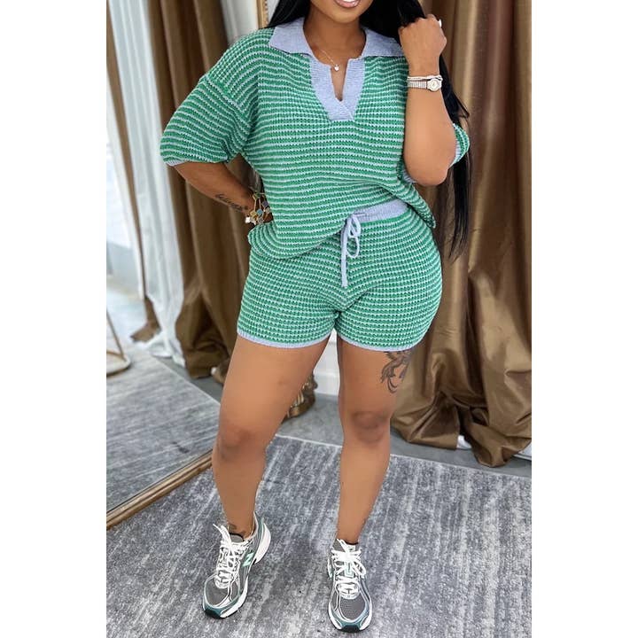 Completo a righe con colletto polo lavorato a maglia e pantaloncini per la vendita all'ingrosso da parte di DORCAS