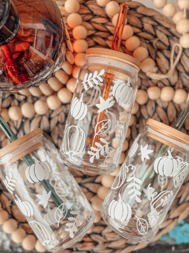 Tasse à café en verre esthétique Fall Pumpkin pour la vente par Wild Souls Co