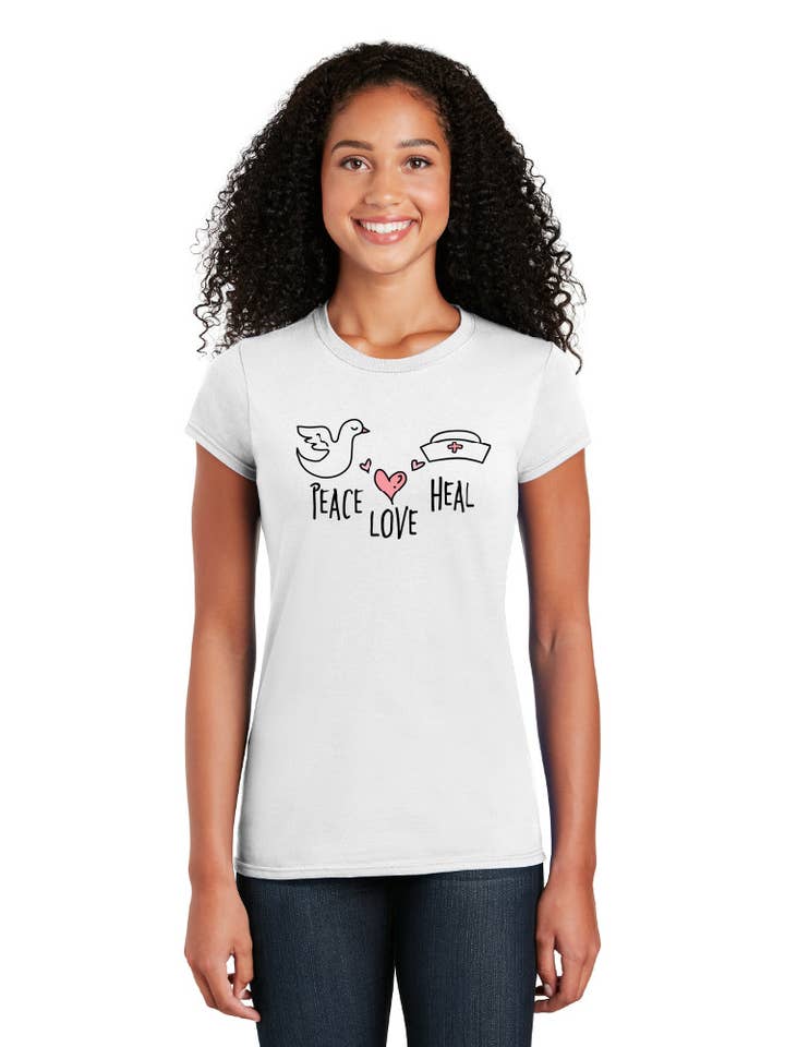 Peace Love Heal - T-shirt à manches courtes en coton pour la vente par Cutieful
