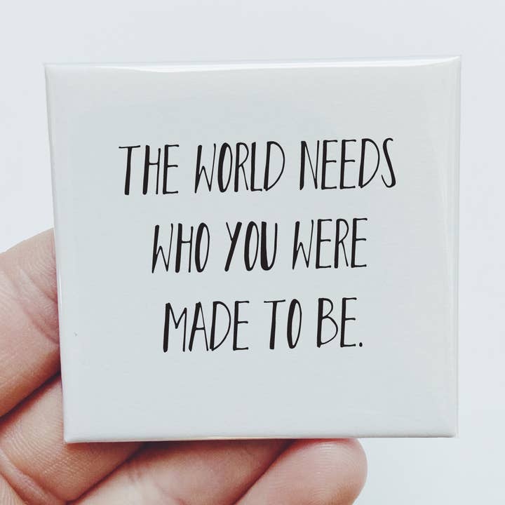 Il mondo ha bisogno di chi sei stato creato per essere. Magnete regalo divertente. per la vendita all'ingrosso da parte di Sassper Goods