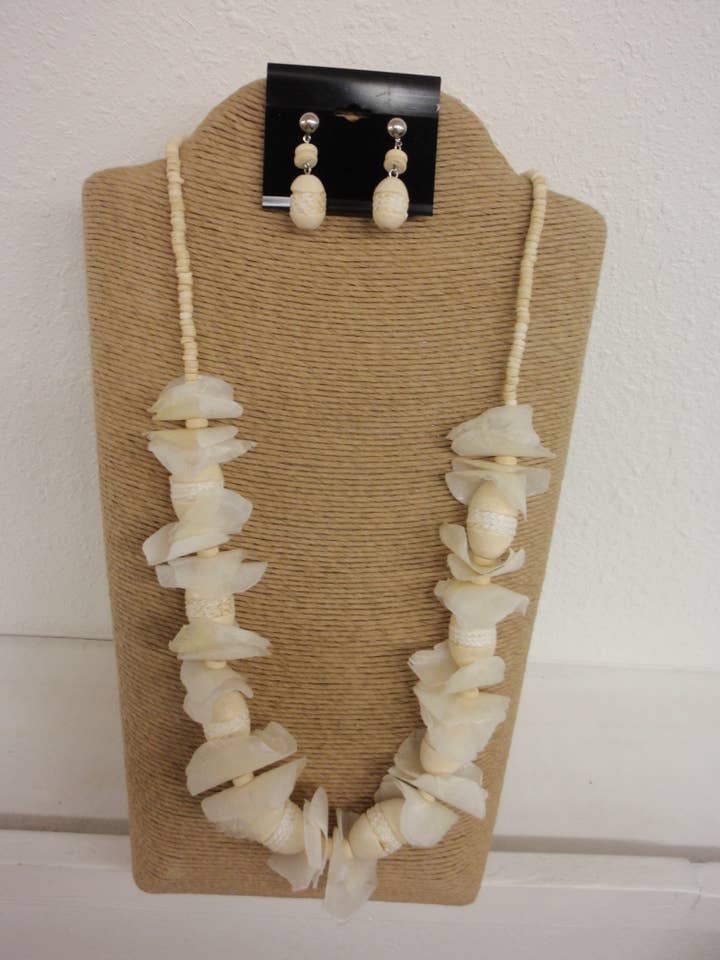 COLLIER SIMPLE RANG DE 61 CM EN BOIS BLANC NATUREL ET PEAU DE POISSON pour la vente par International Duru's