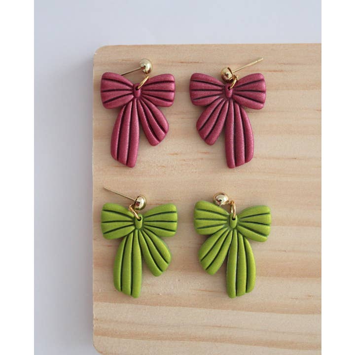 Øreringe med skinnende sløjfe af polymerler - Romantiske sløjfevedhæng for engroshandel hos Sweets & Pearls