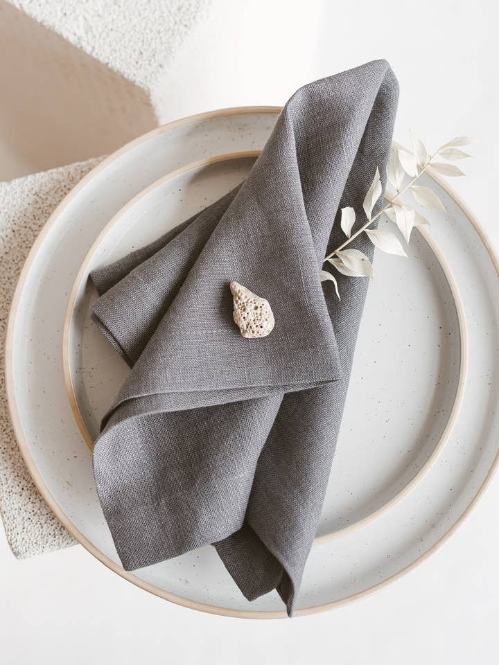 Tischserviette aus Leinen • Quadratische Serviette CHARCOAL für den Großhandel von Sava Seasons