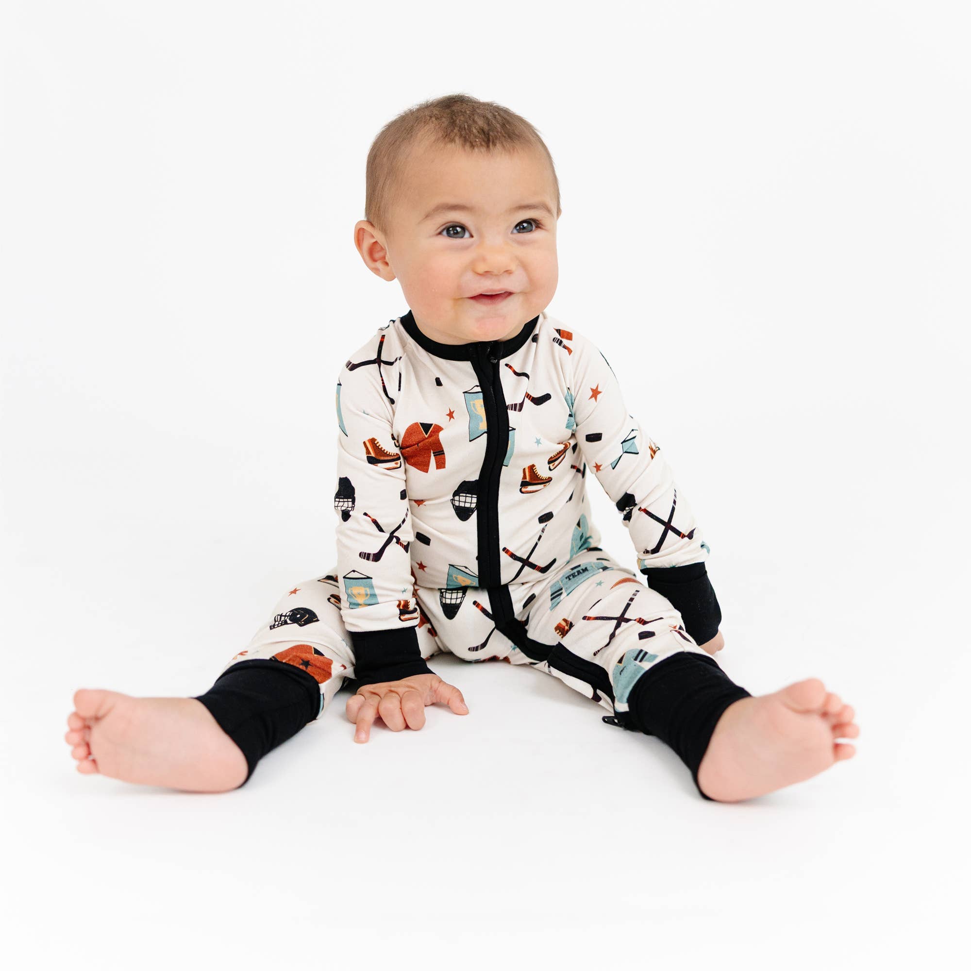 Bege/Multi Romper de Pé de Bambu Conversível Hat Trick Hockey para venda a revendedores na Faire2